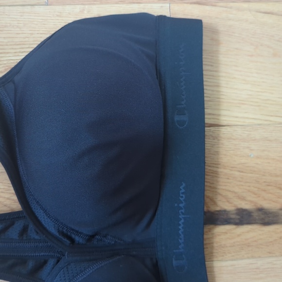 Champion. The Strappy Curve Sports Bra. **Size Medium. - Picture 3 of 7